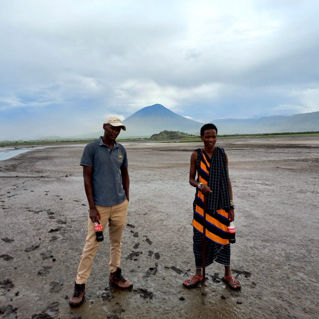 Mandela et son ami guide près du lac Natron et du volcan Oldoinyo Lengai (montagne sacrée des maasai), au cœur de la Vallée du Rift en Tanzanie.