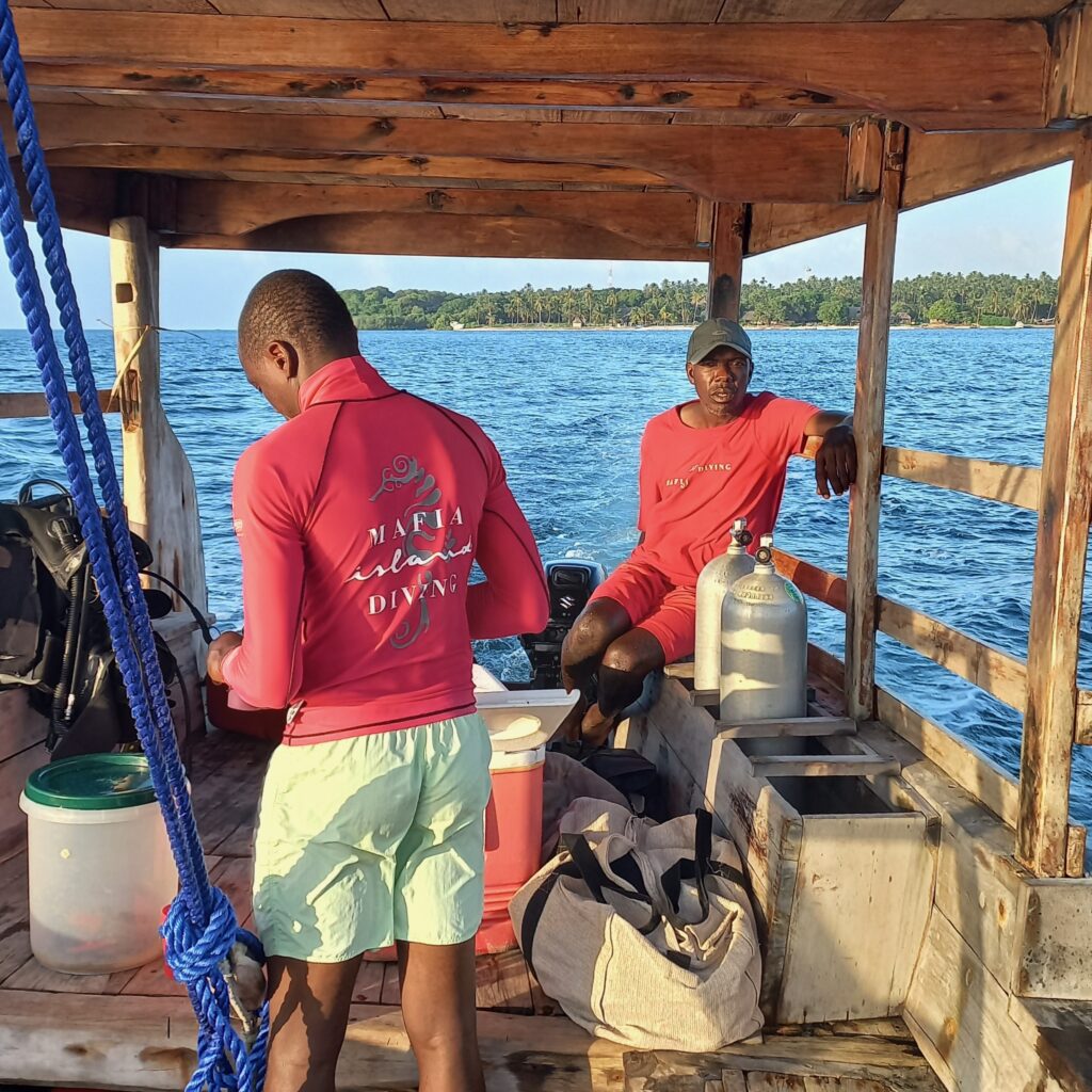 Deux tanzanien avec un équipement de plongée sur un bateau au large de Mafia en Tanzanie.