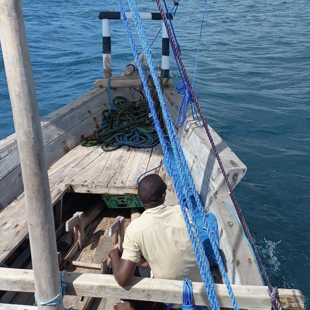 Mandela sur un bateau dans les eaux bleues de Mafia en Tanzanie.