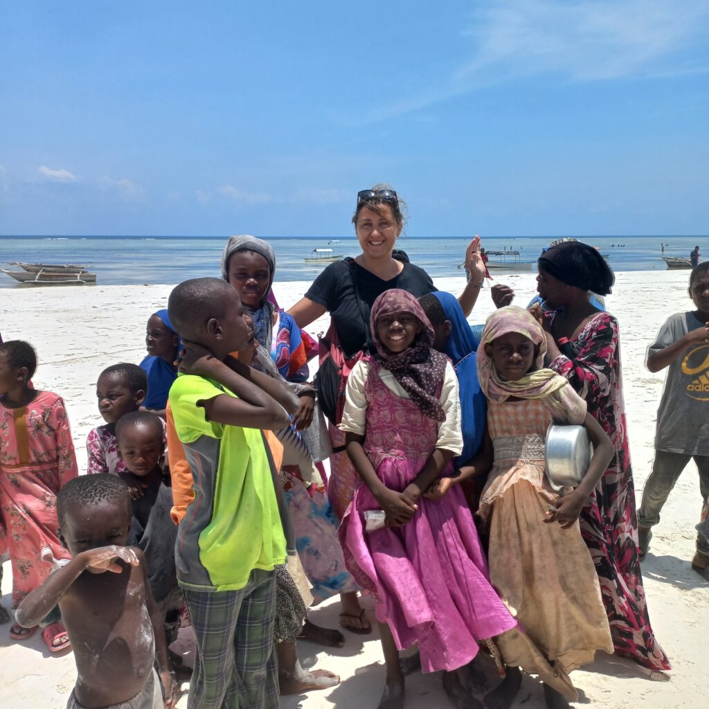 Sibel sur une plage à Zanzibar en Tanzanie.